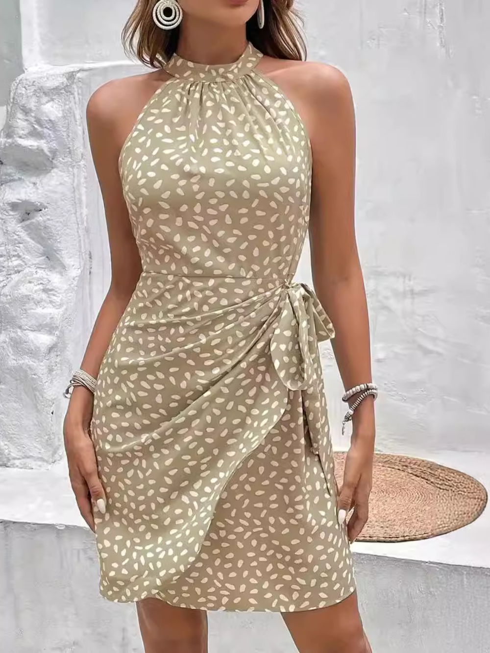 Mira - elegant halterneck sommarklänning med markerad midja™